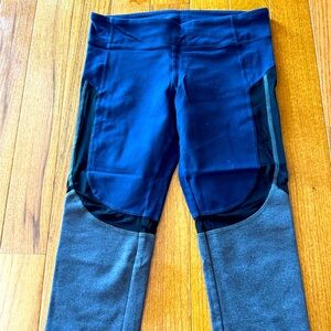 Alo Yoga Capri Leggings - Size L (fits like Med) - Good condition!